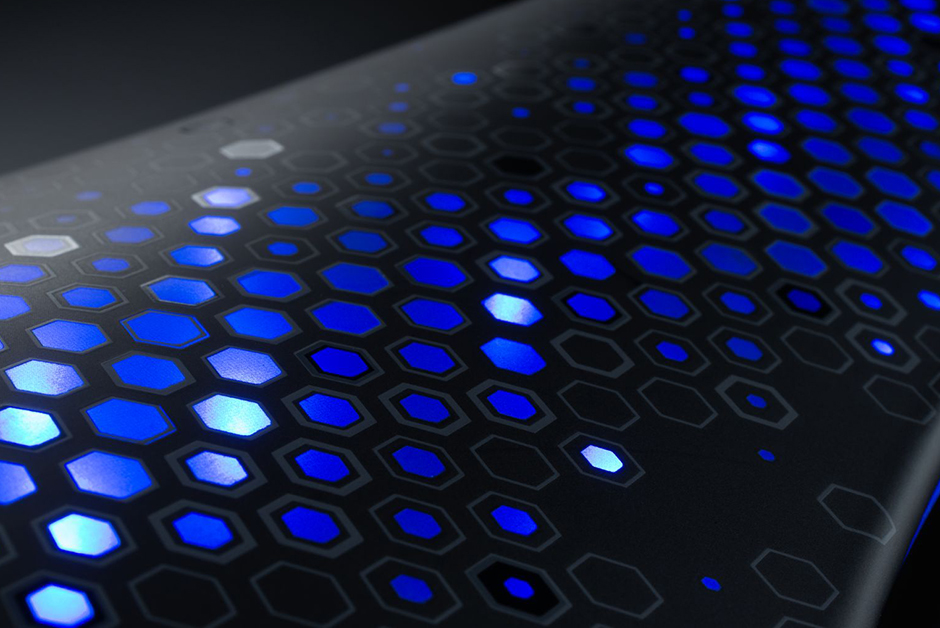 Schwarzes Automobil-Panel mit hinterleuchtetem Waben-Design