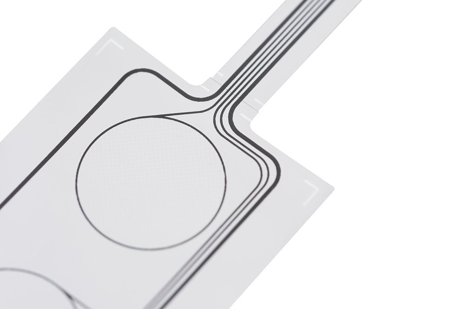 Sensor-Ausschnitt mit Metal Mesh