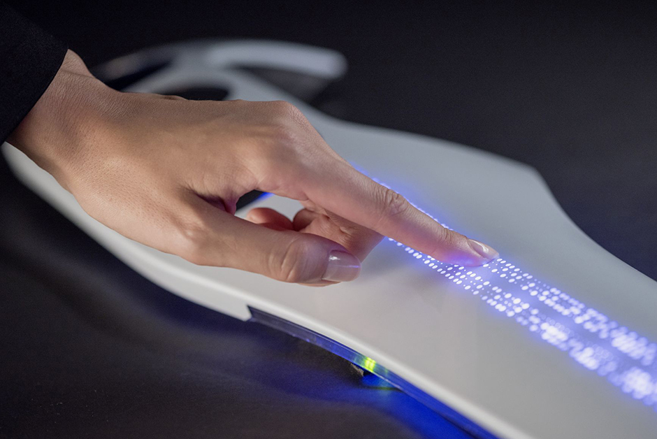 Weißer Doortrim mit hinterleuchteten Touch-Bedienelementen